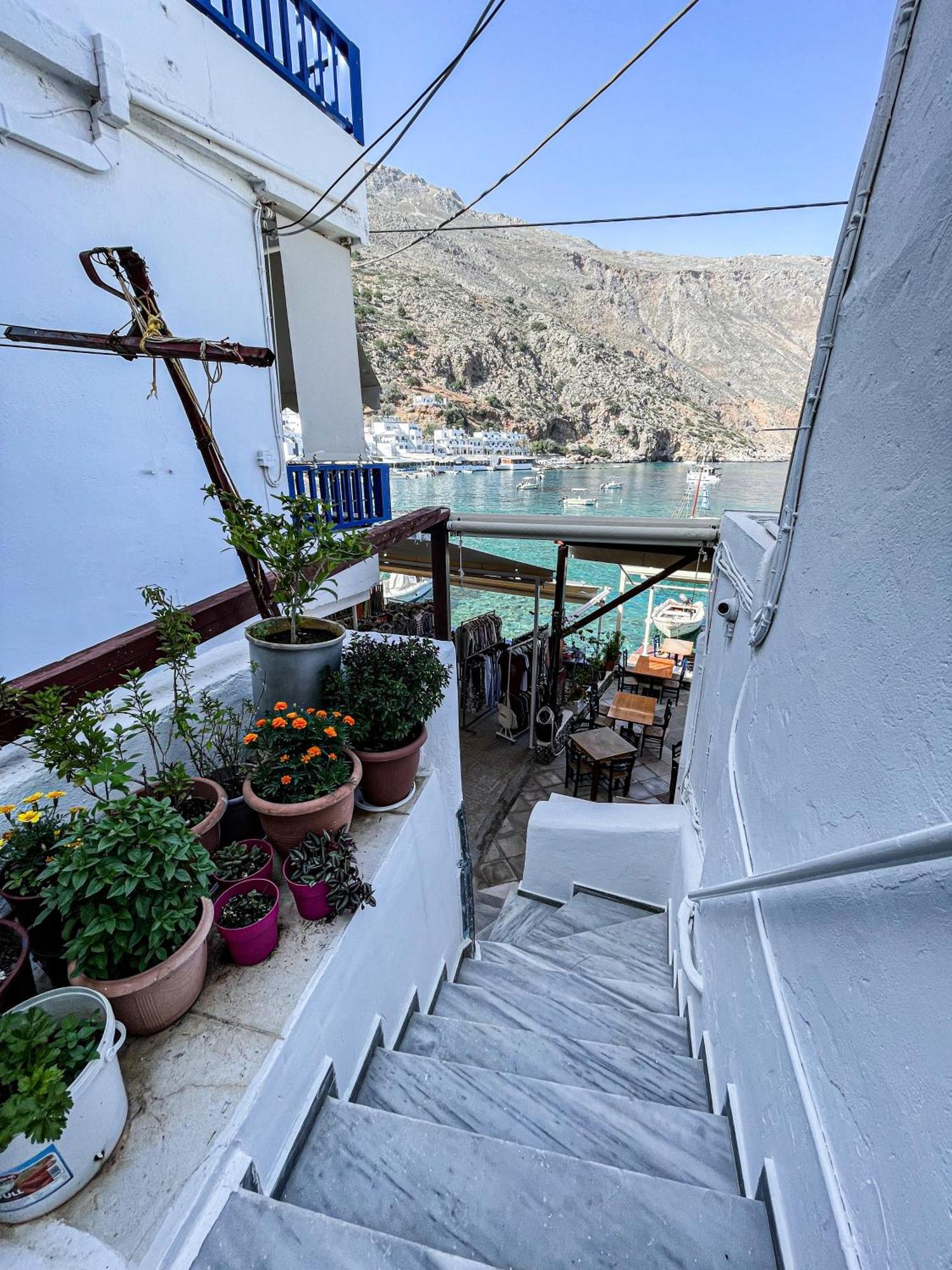 The Blue House Hotel Лутро Екстериор снимка