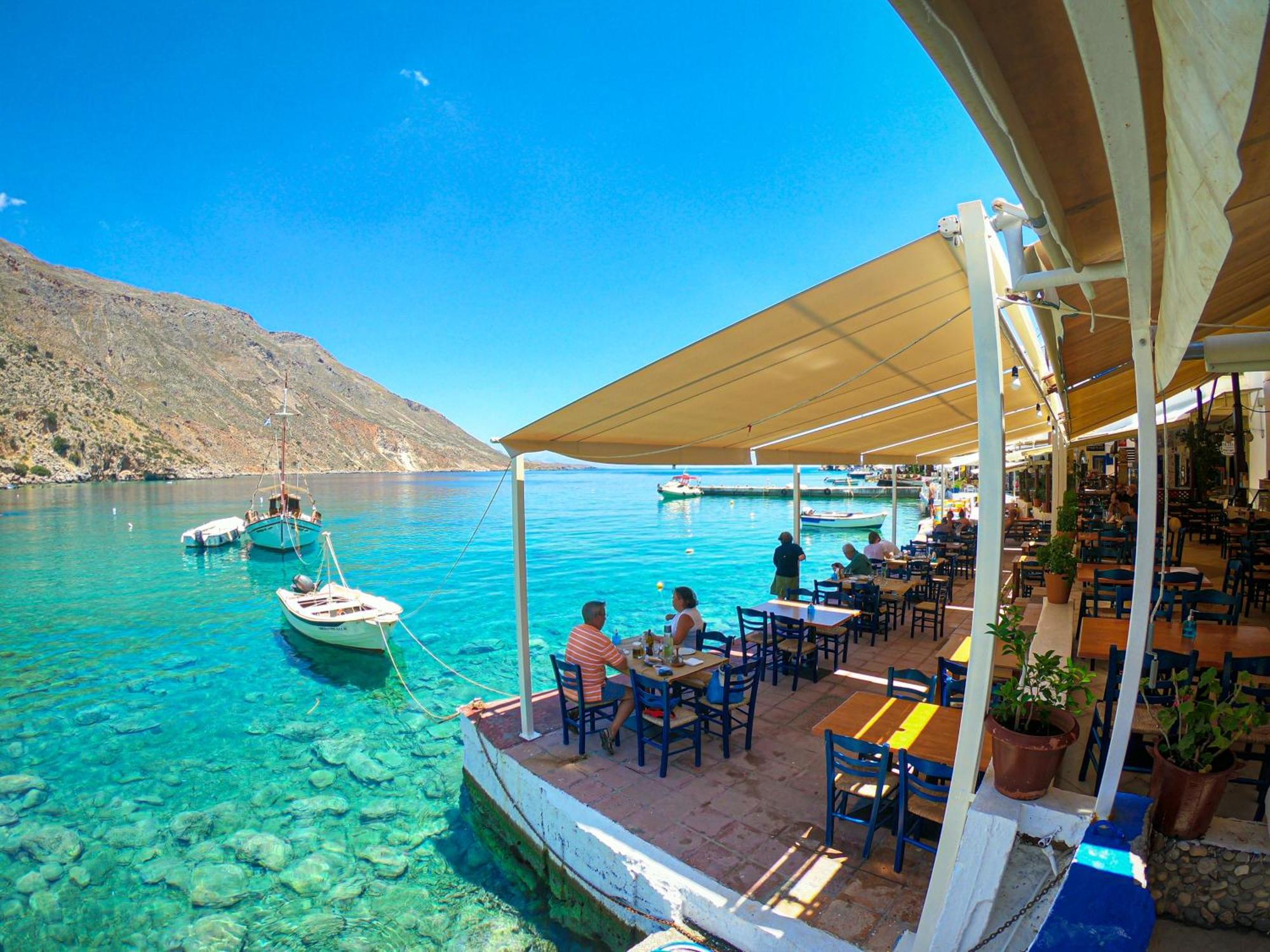 The Blue House Hotel Лутро Екстериор снимка
